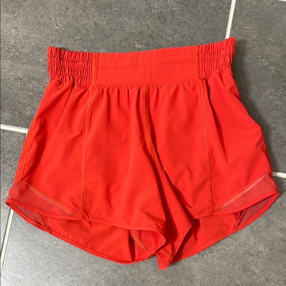 lululemon athletica Pants - Lululemon Hotty Hot High-Rise Lined Short 4" size 6